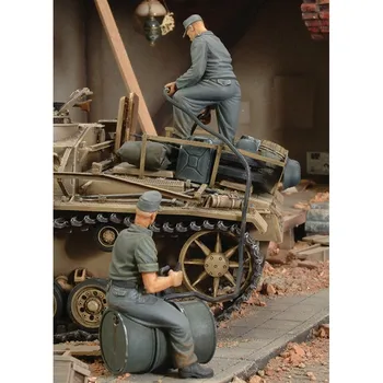 1/35 Фигурка от смола, на модела комплекти войници, заправляющих резервоар 2 FG (БЕЗ РЕЗЕРВОАРА) в разглобено и неокрашенном формата 746
